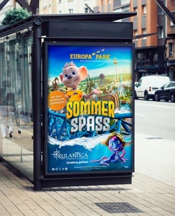 Europa-Park Kampagne „Sommerspaß“ als City-Light-Plakat an einer Bushaltestelle