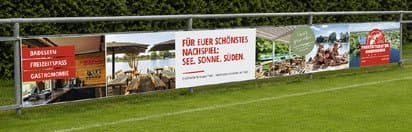 Bannerwerbung des Freizeitcenters Oberrhein an einem Sportplatz