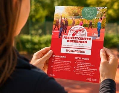 Flyer „Spontanangebote“ des Freizeitcenters Oberrhein in der Hand